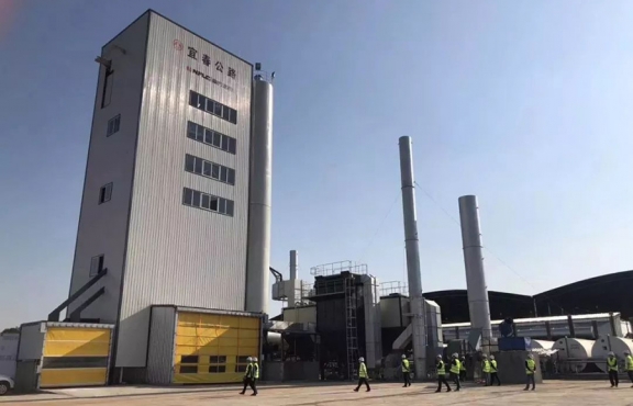 2018年10月12日，來自全國各地的筑養(yǎng)路行業(yè)專家、高?？蒲袑W(xué)者等150余人，蒞臨豐城綜合養(yǎng)護(hù)中心，現(xiàn)場觀摩全環(huán)保瀝青攪拌設(shè)備及各類環(huán)保裝置。